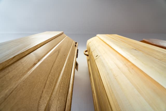 Särge aus hellem Holz
