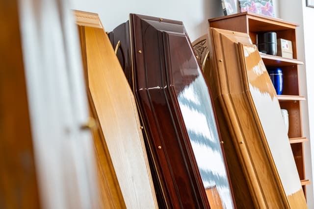 Ausgestellte Särge aus lackiertem Holz